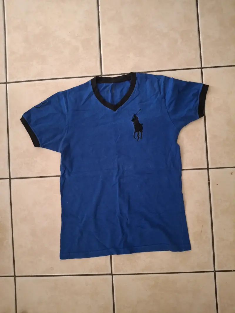 3 poleras de diferentes tallas de niño