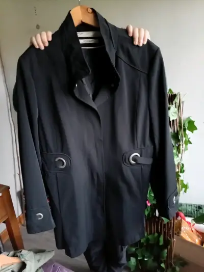 Trench negro elegante para mujer - miniatura 1