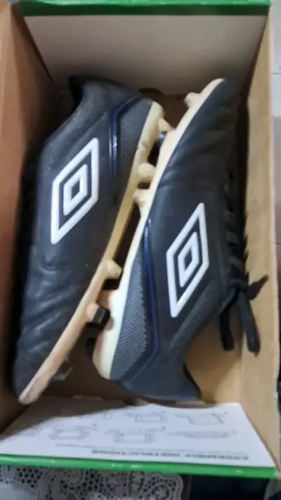 Zapatillas de fútbol Umbro negras con tacos - miniatura 1