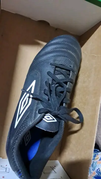 Zapatillas de fútbol Umbro negras con tacos - miniatura 2