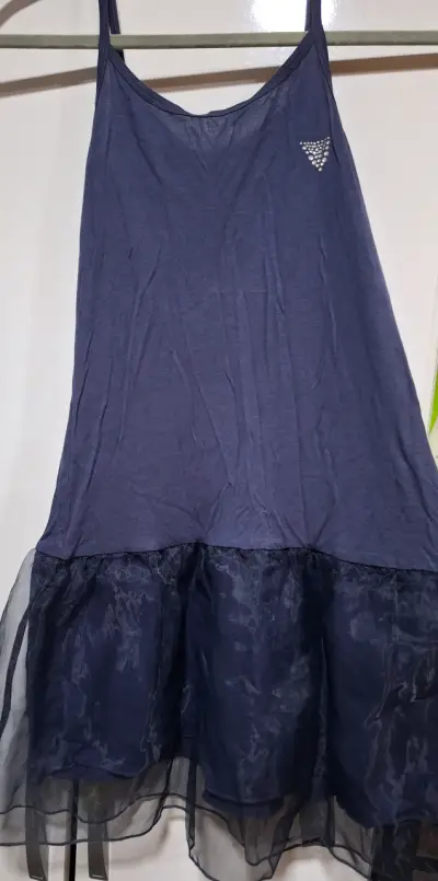 Vestido azul con detalles de tul y pedrería - miniatura 2