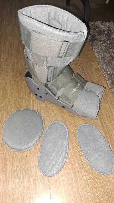 Bota ortopédica ajustable con soporte acolchado - miniatura 1