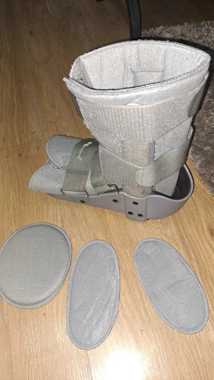 Bota ortopédica ajustable con soporte acolchado - 2
