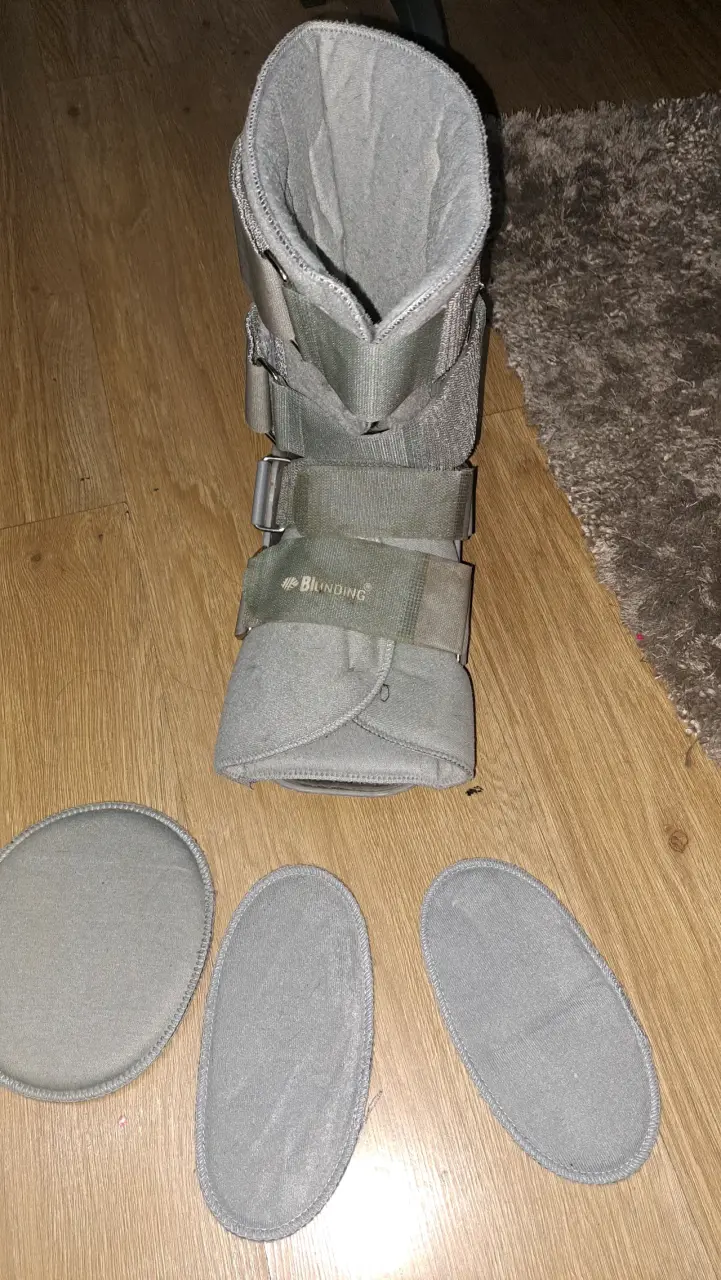Bota ortopédica ajustable con soporte acolchado - 3