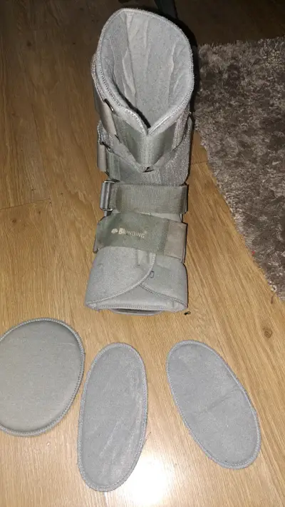 Bota ortopédica ajustable con soporte acolchado - miniatura 3