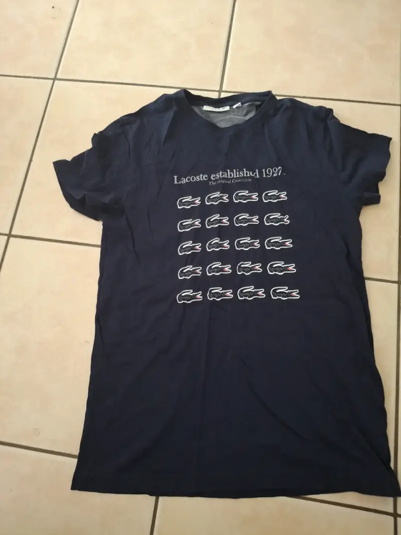 2 poleras diferentes tallas marca lacoste  de niño