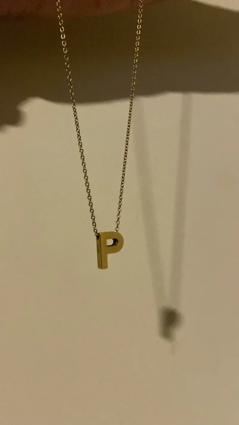 Collar con letra P bañado en oro de Alquimia - 3