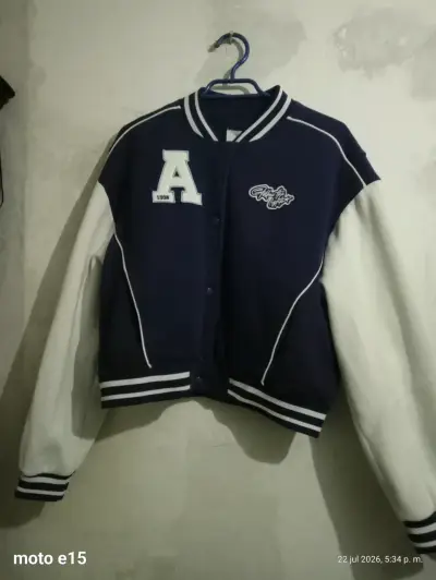 Chaqueta varsity azul y blanca estilo universitario - miniatura 1