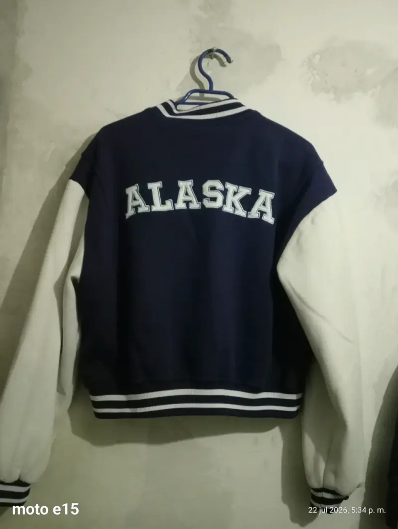 Chaqueta varsity azul y blanca estilo universitario - 2