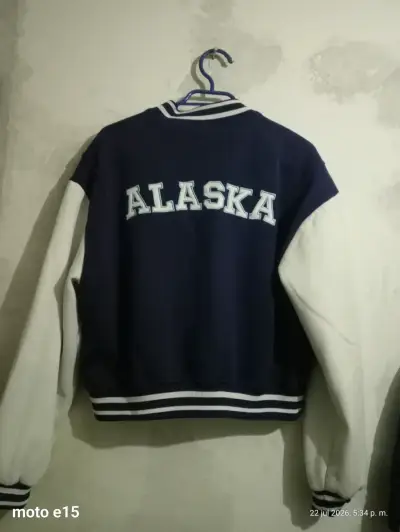 Chaqueta varsity azul y blanca estilo universitario - miniatura 2