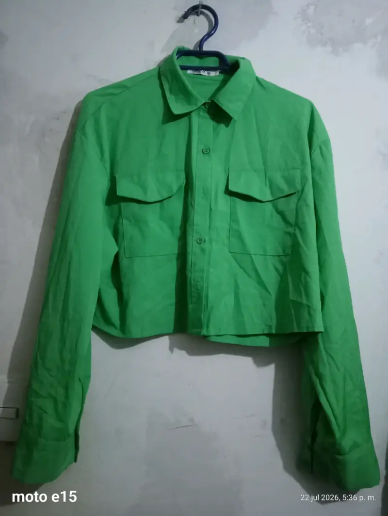 Chaqueta varsity azul y blanca estilo universitario - 3