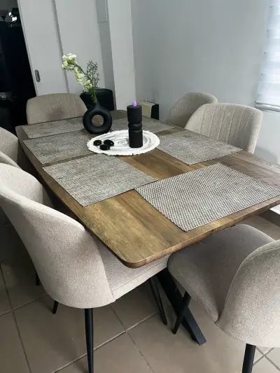 Mesa de comedor con sillas modernas - miniatura 1