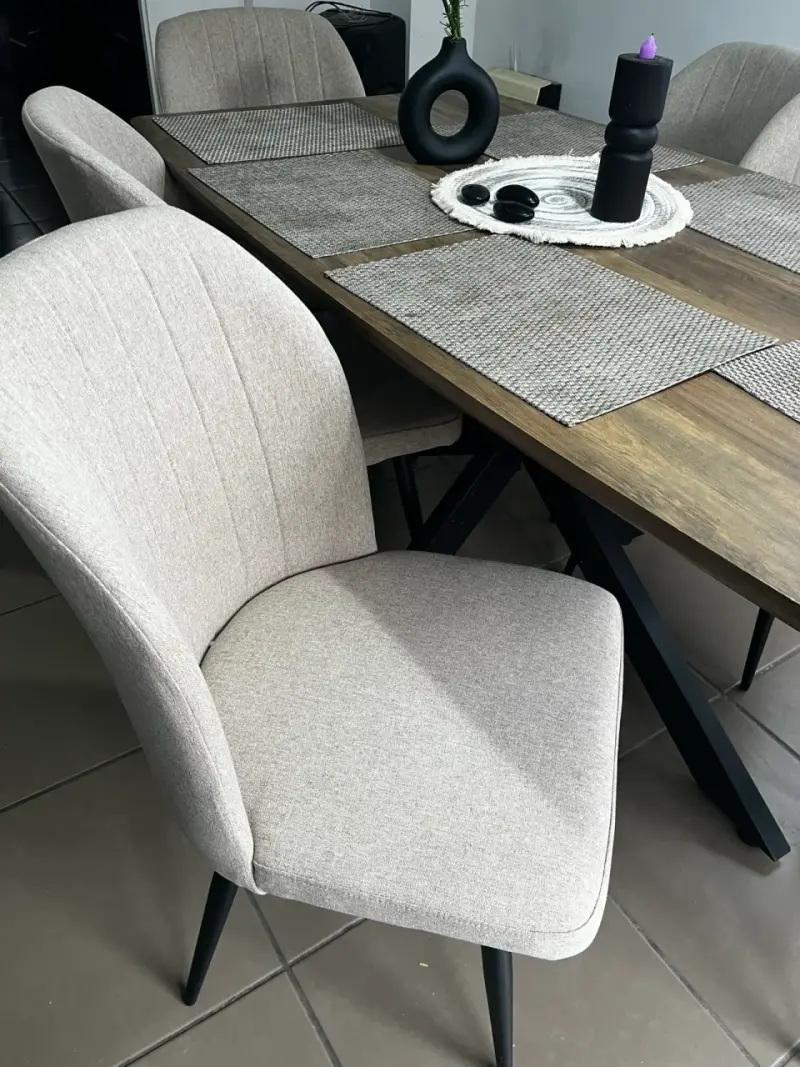 Mesa de comedor con sillas modernas - 2