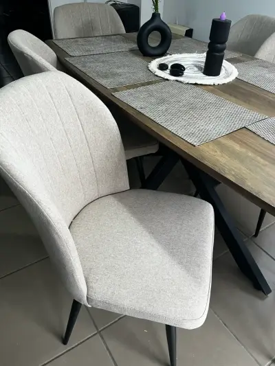 Mesa de comedor con sillas modernas - miniatura 2