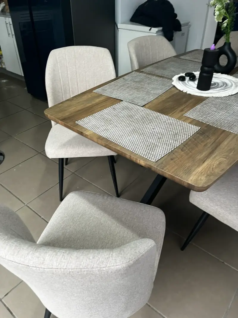 Mesa de comedor con sillas modernas - 3