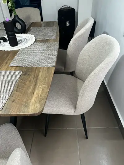 Mesa de comedor con sillas modernas - miniatura 4