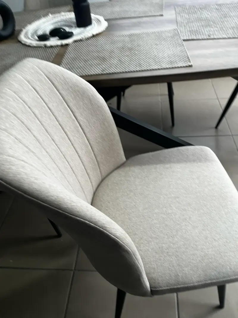 Mesa de comedor con sillas modernas - 5