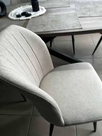 Mesa de comedor con sillas modernas - miniatura 5