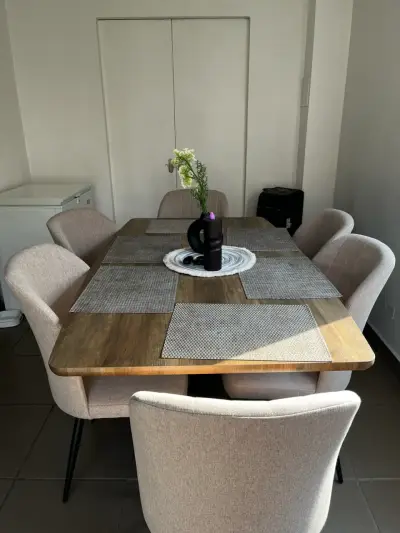 Mesa de comedor con sillas modernas - miniatura 6