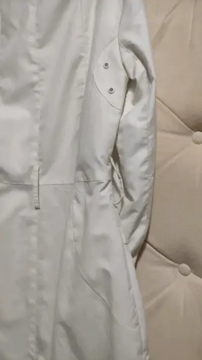 Ossira Abrigo blanco mujer con botones decorativos - miniatura 5