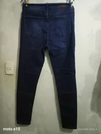 Jeans ajustados azul oscuro para mujer - miniatura 1