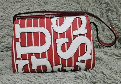 Cartera roja con diseño de letras GUESS - miniatura 1