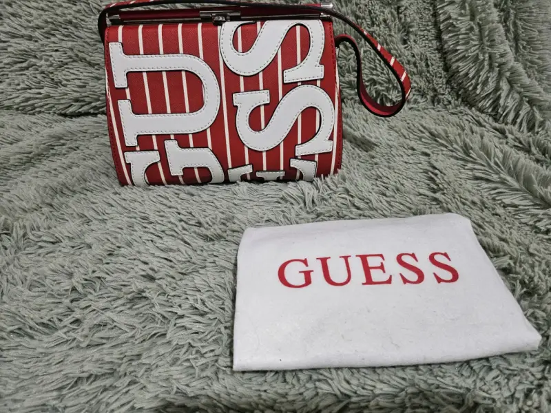 Cartera roja con diseño de letras GUESS - 2