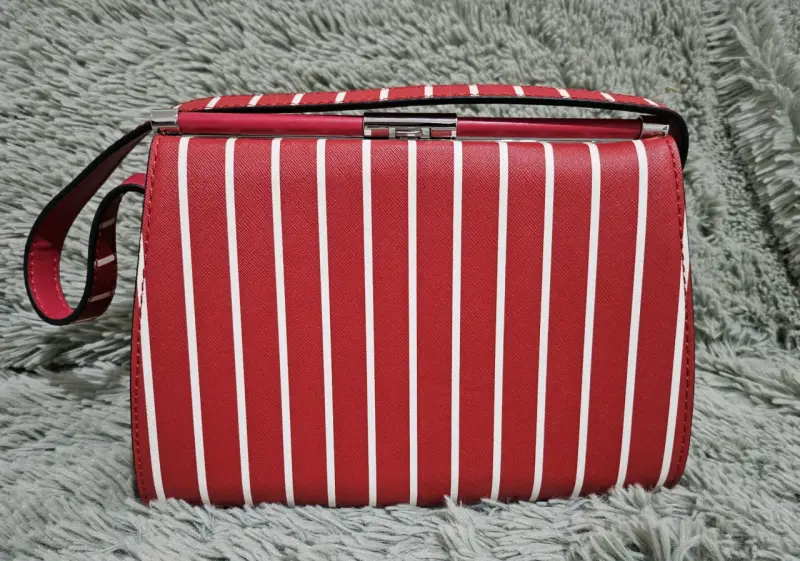 Cartera roja con diseño de letras GUESS - 3
