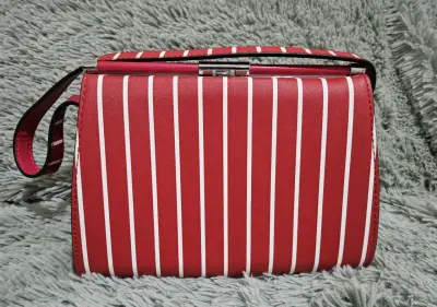 Cartera roja con diseño de letras GUESS - miniatura 3