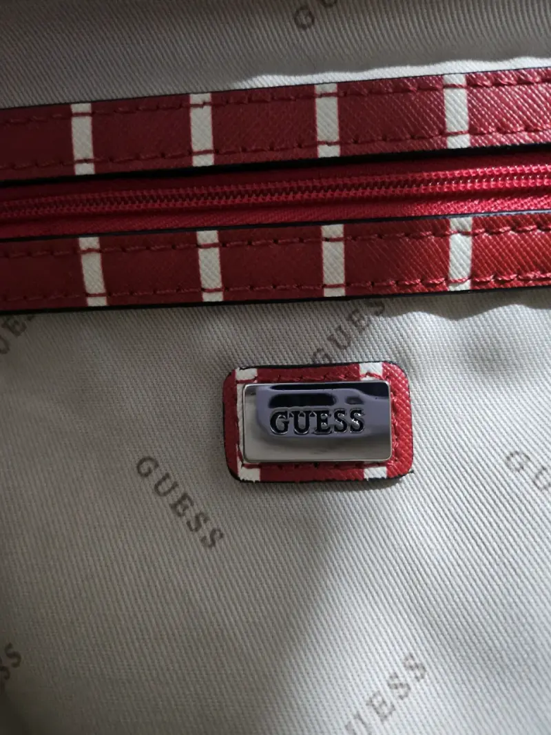Cartera roja con diseño de letras GUESS - 4