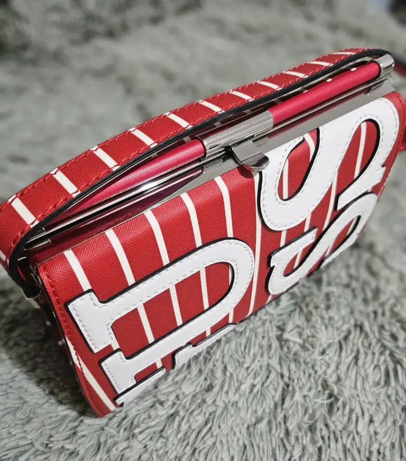 Cartera roja con diseño de letras GUESS - 5