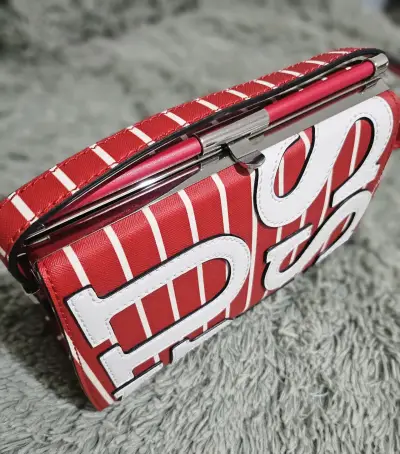 Cartera roja con diseño de letras GUESS - miniatura 5