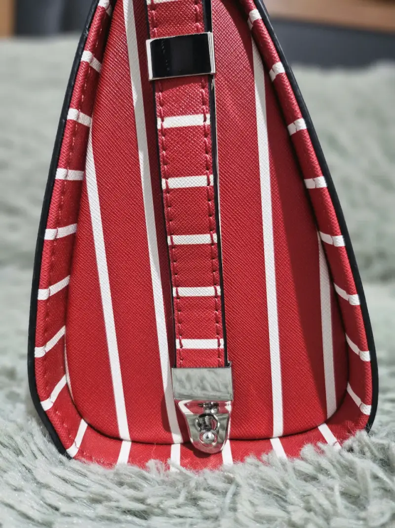 Cartera roja con diseño de letras GUESS - 6