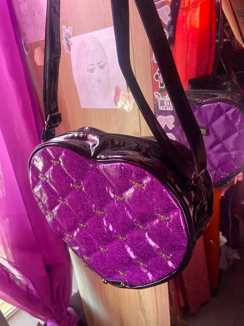 Bolso corazón morado brillante con asa larga - 1