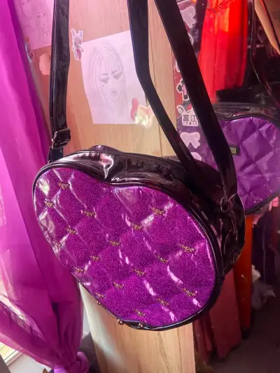 Bolso corazón morado brillante con asa larga - miniatura 1