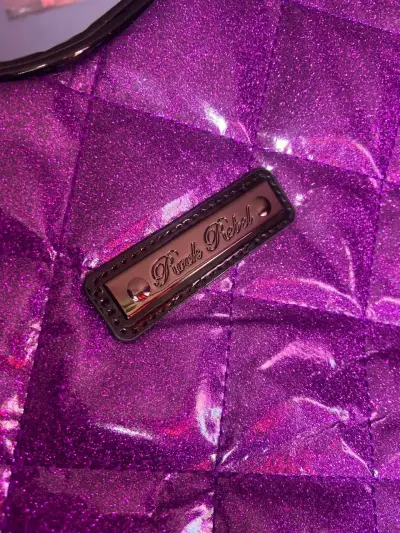 Bolso corazón morado brillante con asa larga - miniatura 3