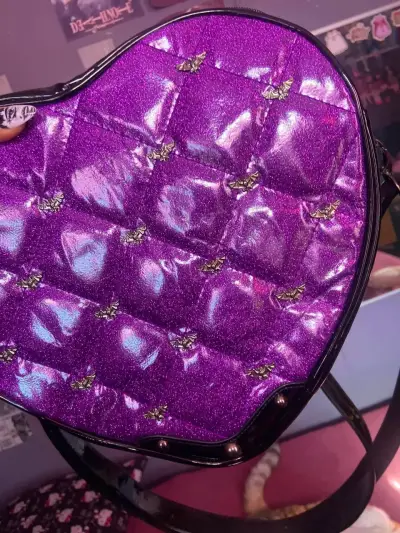 Bolso corazón morado brillante con asa larga - miniatura 5