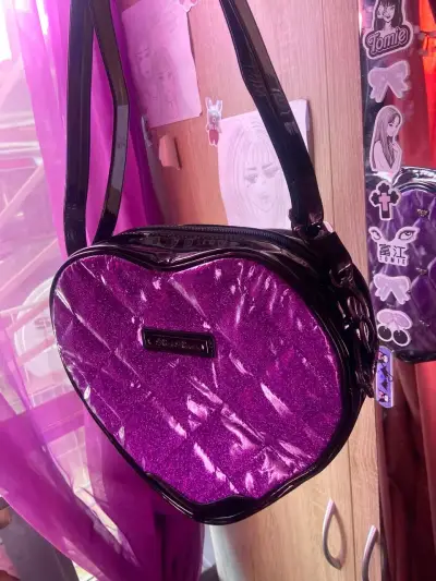 Bolso corazón morado brillante con asa larga - miniatura 6