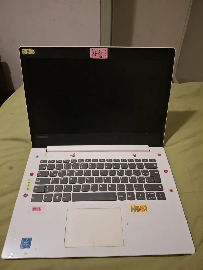 Lenovo IdeaPad 320 de color blanco. Usado