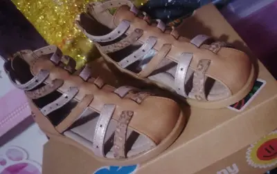 Sandalias de cuero para niña con diseño de estrell - miniatura 1