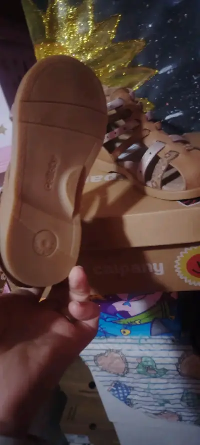 Sandalias de cuero para niña con diseño de estrell - miniatura 2