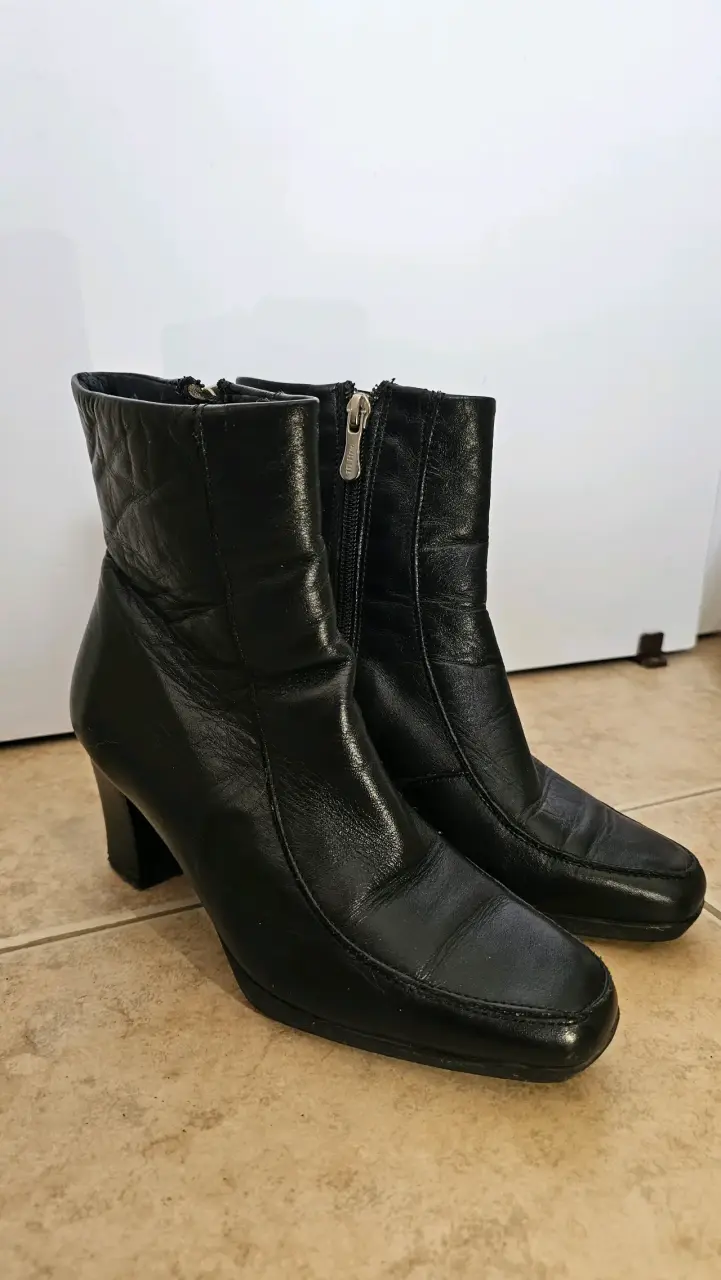 Botines de cuero negro con tacón para mujer