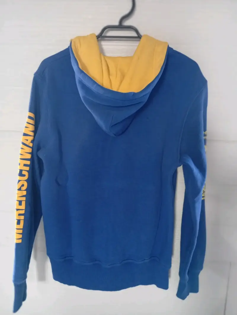 Polerón azul con capucha y números amarillos - 2