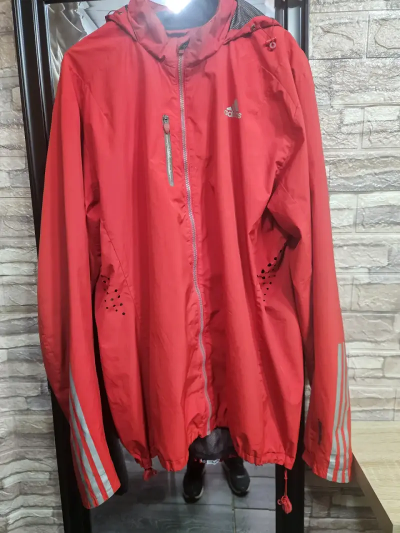 Chaqueta cortaviento roja Adidas con capucha