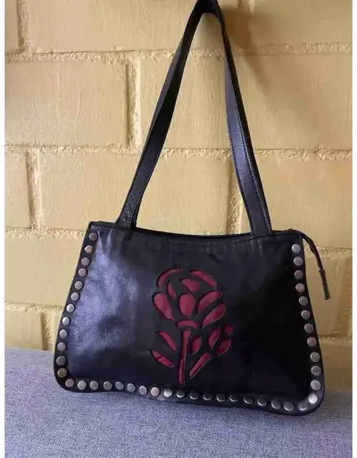 Cartera de cuero negra con diseño floral - miniatura 1