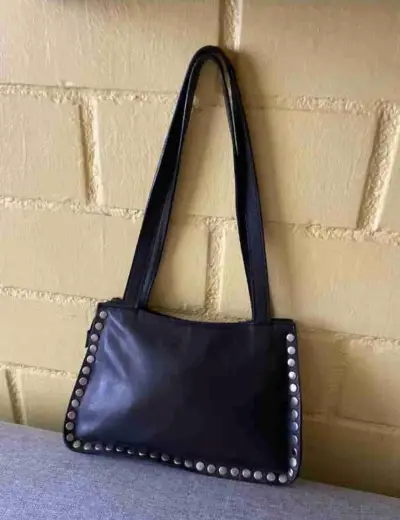 Cartera de cuero negra con diseño floral - miniatura 2