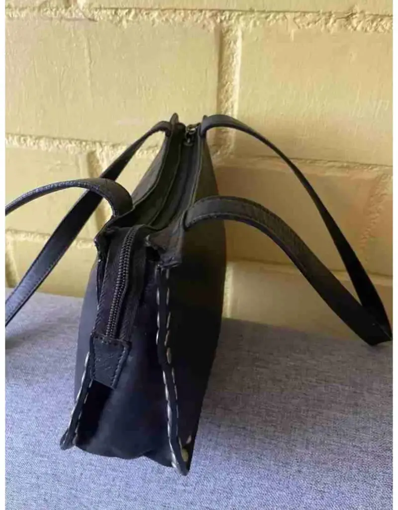 Cartera de cuero negra con diseño floral - 3