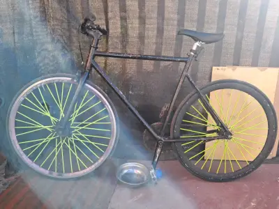 Bicicleta urbana con rayos verdes llamativos - miniatura 1