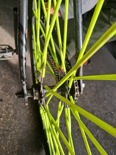 Bicicleta urbana con rayos verdes llamativos - miniatura 2