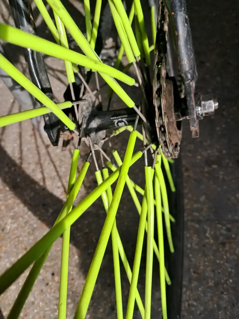 Bicicleta urbana con rayos verdes llamativos - 3